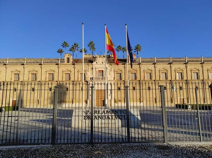 EL PARLAMENTO, SIN BANDERA DE ANDALUCÍA