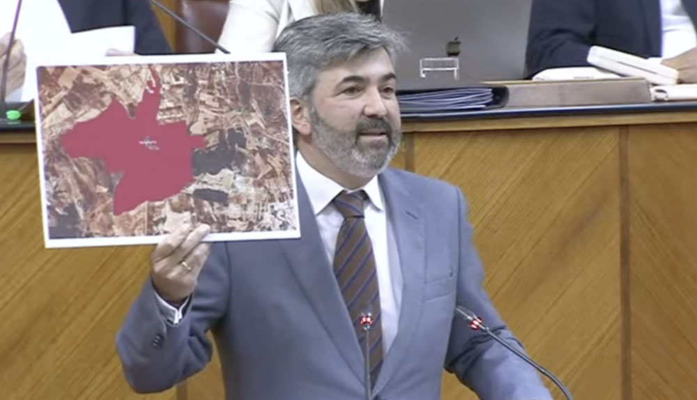 La Junta rechaza en el Parlamento la petición de 93 ayuntamientos andaluces que exigen regular la invasión de renovables